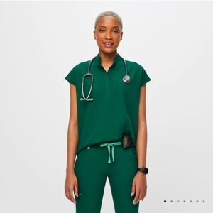 Figs Rafaela Oversized Scrub Top in Hunter Green Sz L